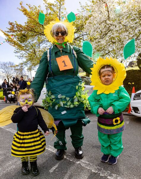 Elsie and Ada Smith with their aunt Mary Leigh