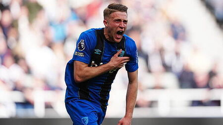 Bournemouth win at Newcastle to increase pressure on former boss Eddie Howe