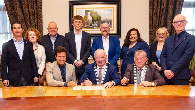<p>Cathaoirleach Tullow MD, cllr John Penter signs a charter in Mount Wolseley Hotel twinning Tullow with Marìa de Huerva a municipality in Zaragoza in Spain. Also signing the charter is Mayor of María de Huerva Joaquín Calleja and Cathaoirleach Carlow Co Co cllr Ken Murnane. Also shown are (l-r), Rodolfo Canizares and Julia Ruiz, delegates Marìa de Huerva with cllrs Jim Deane, Ben Ward and William Paton, Nicola Timmons and Kathy Walsh from Develop Tullow and Michael Brennan, Director of Services Carlow County Council Photo: Michael O'Rourke Photography 2026</p>