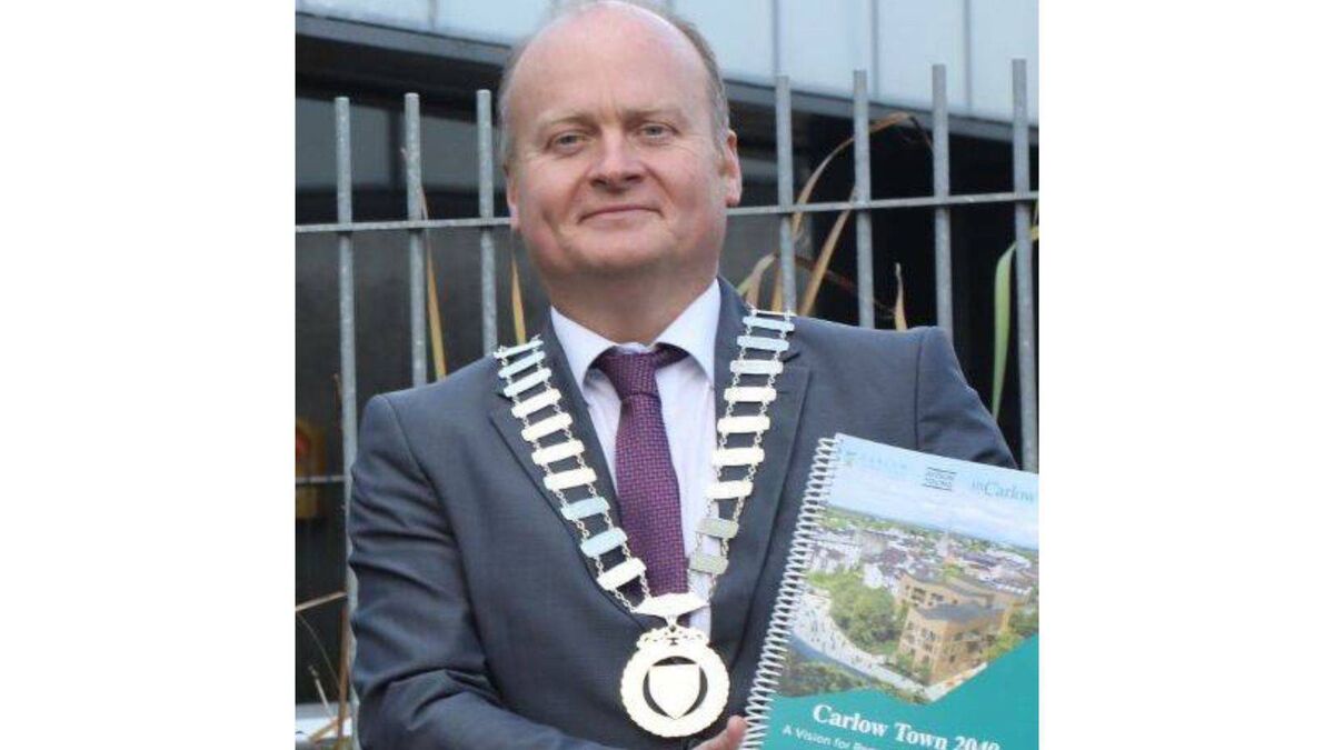 Mayor branded ‘a disgrace’ by party colleague in row over chain