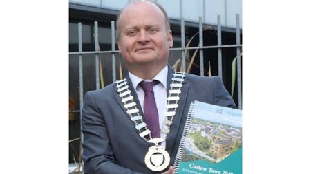 Mayor branded ‘a disgrace’ by party colleague in row over chain