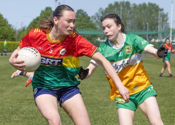 Carlow’s Aoibhinn Webb tries to escape the grasp of Offaly’s Nicole Buckley. 