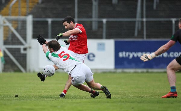 Palatine's Tomas Kenny bravely blocks a goal-bound shot from Eire Og's Brendan Kavanagh. Photos: Pat Ahern.
