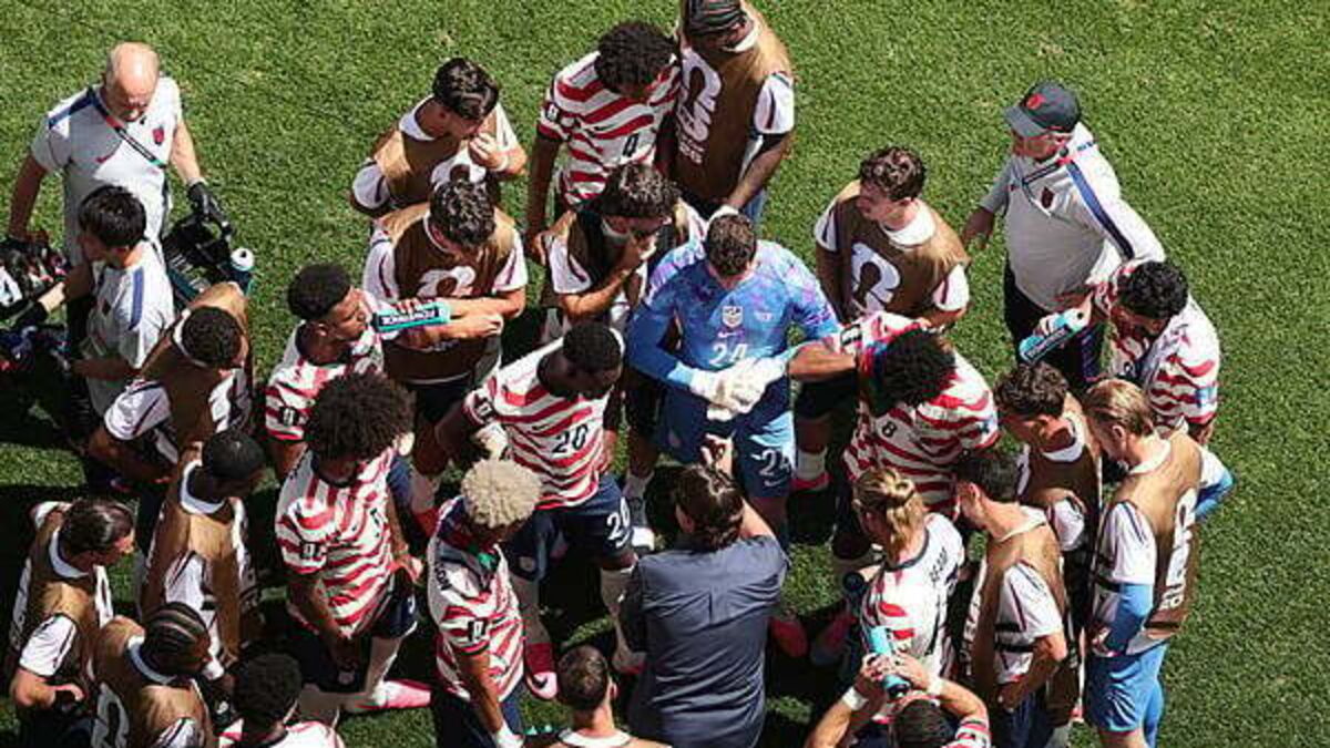 US beat Australia 2-0 to clinch spot in knockout round