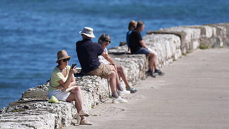 Public urged to check on elderly people during high temperature warning