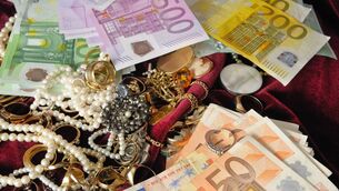 <p>Cash and jewellery were stolen</p> <p>Cash and jewellery were stolen</p>
