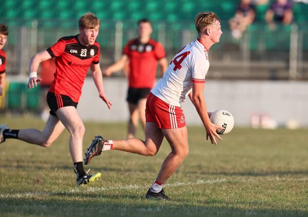 Jacob Curran scores the winning point with a handpass over the bar for Éire Óg. Jacob Curran scores the winning point with a handpass over the bar for Éire Óg.