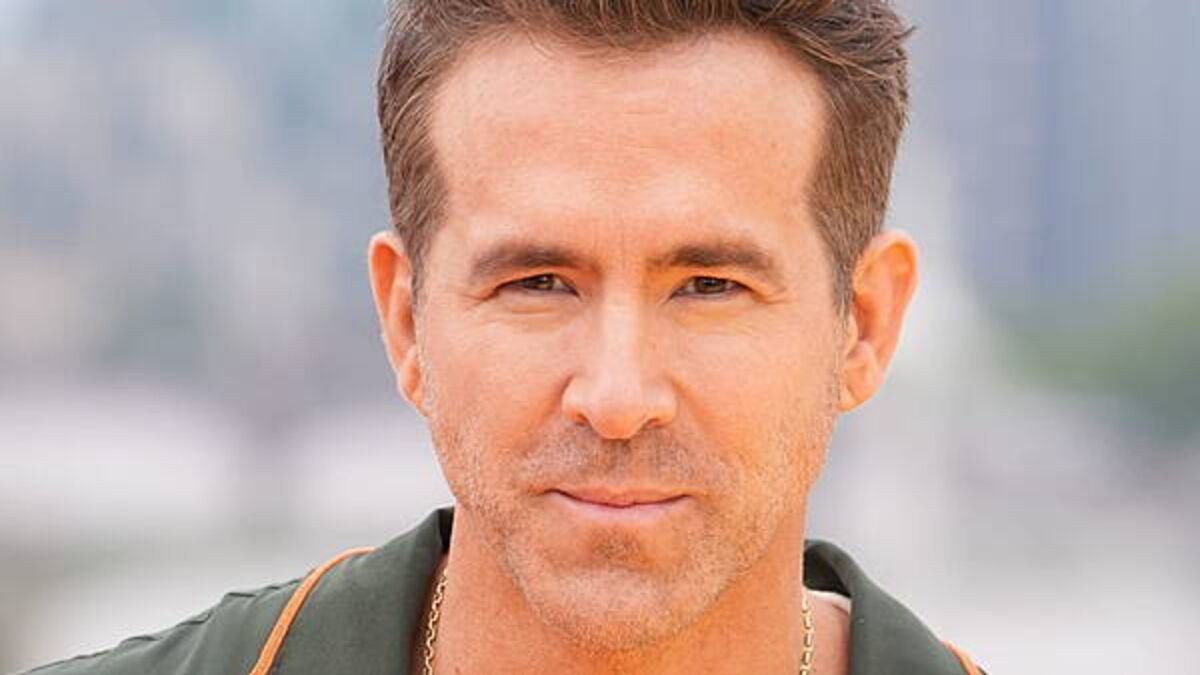 Ryan Reynolds walks the floor at Comic-Con dressed as Deadpool