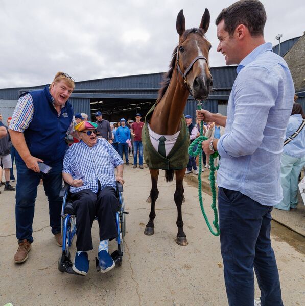 Hewick’s owner TJ McDonald, the legendary Richie Kavanagh and Shark Hanlon with the very well dressed Hewick Hewick’s owner TJ McDonald, the legendary Richie Kavanagh and Shark Hanlon with the very well dressed Hewick