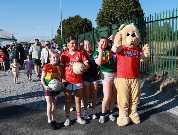 Ógie Bear and some very happy young Éire Óg members. Ógie Bear and some very happy young Éire Óg members.