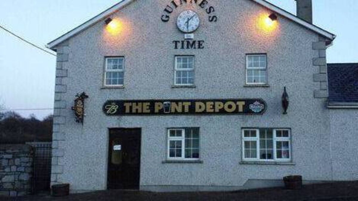 Burst into Carlow pub brandishing claw hammer and threatened to burn owners’ family home