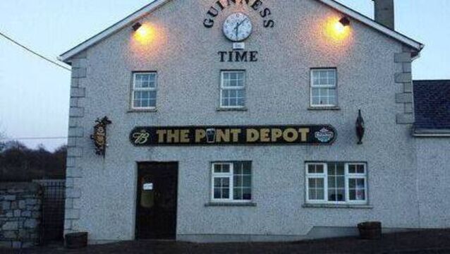 <p>The Pint Depot pub in the Royal Oak where a man burst in, brandishing a claw hammer and threatened the owners </p>