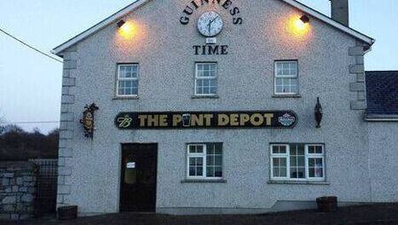 Burst into Carlow pub brandishing claw hammer and threatened to burn owners’ family home