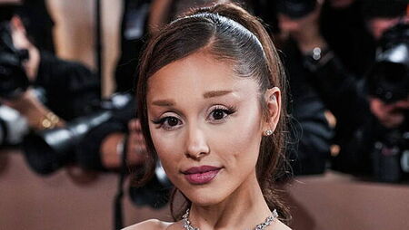 Ariana Grande urges fans not to ‘fret’ after suffering injury before London show