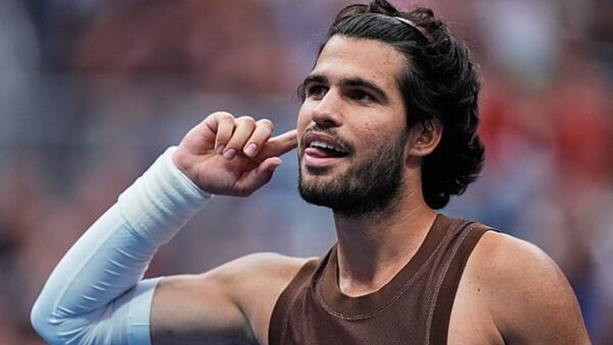 Carlos Alcaraz makes light work of US Open comeback with straight-sets win