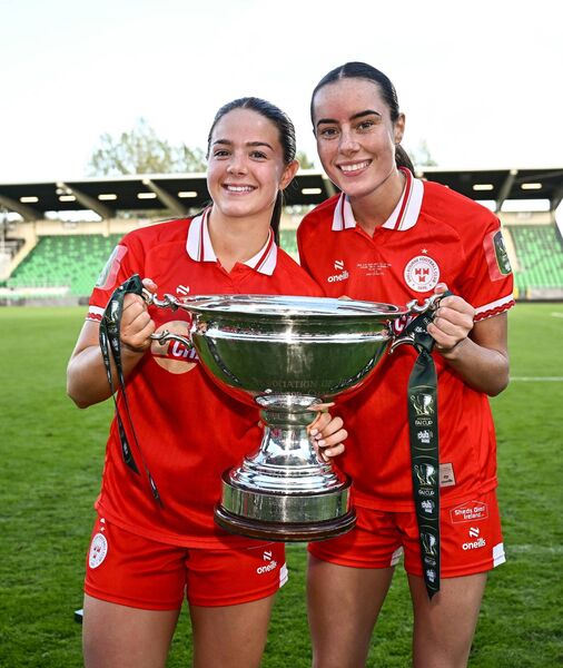 Aoife Kelly and team-mate Becky Watkins with FAI Cup trophy Photo: Seb Daly/Sportsfile Aoife Kelly and team-mate Becky Watkins with FAI Cup trophy Photo: Seb Daly/Sportsfile
