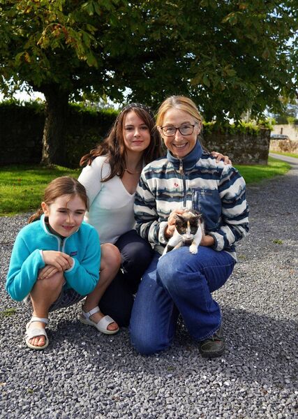 Susie Mitchell with Tori and Maya McDonald and Fifi the cat Susie Mitchell with Tori and Maya McDonald and Fifi the cat