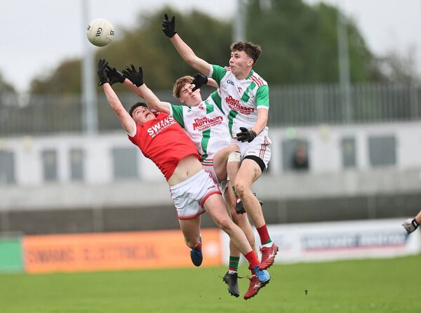Eire Og's Ronan Dooley competes with Palatine's Cormac McConnon and John Hendricken for a kick out.