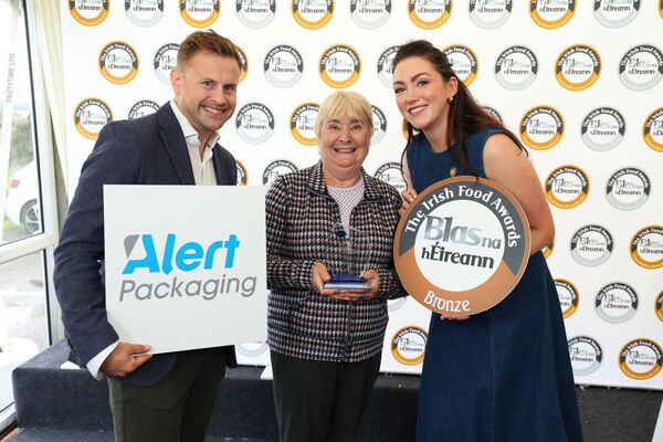 Vonnie Bolton from Bolton Family Jam won bronze at the Blas na hÉireann Awards 2026. Presented by Rachel Clifford and Darren Burke